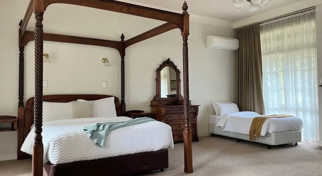 Семейный люкс с балконом Victoria House Motel and Wine Bar