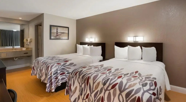 Четырёхместный номер Deluxe с видом на воду Red Roof Inn Stockton