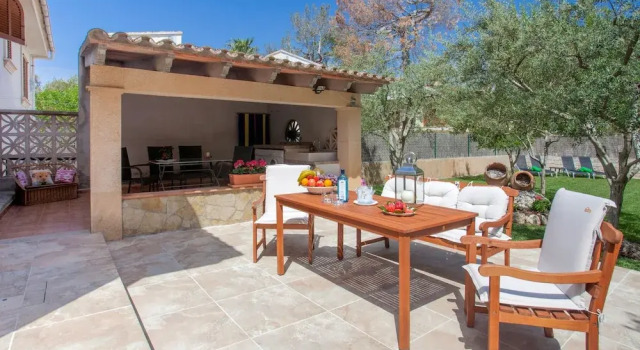 Roses in Alc dia With 4 Bedrooms and 2 Bathrooms