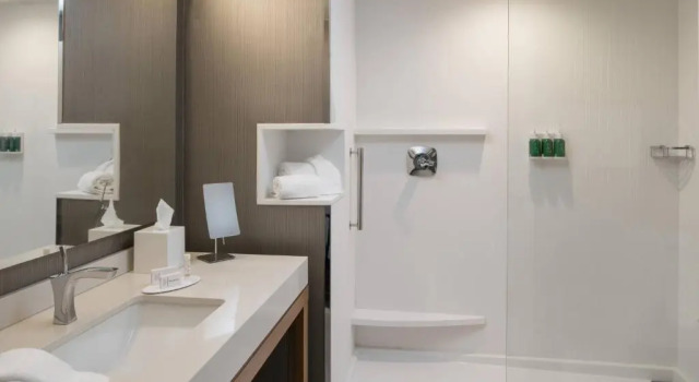 Четырёхместный номер Standard Courtyard by Marriott Lafayette South
