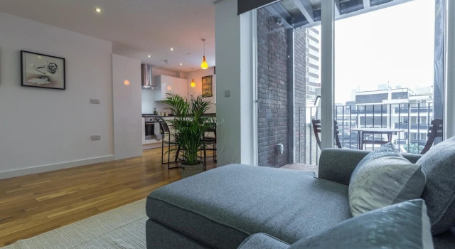 Super Central 2 Bedroom Flat With Balcony Zone 1!