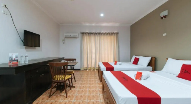Люкс RedDoorz Plus Near McArthur Park Tacloban