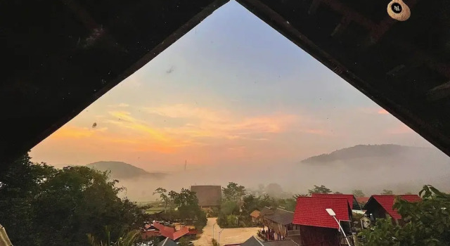 Коттедж с балконом и с видом на горы Tổ Chim Ri Homestay Măng Đen