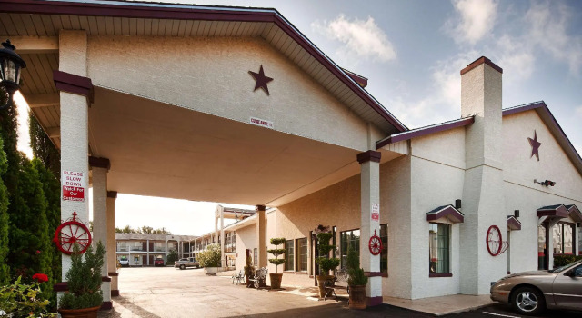 Кровать в общем номере Best Western Johnson City Inn