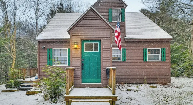 Коттедж 8 Mi to Mt Snow: 'cozy Bear Cabin' w/ Hot Tub!