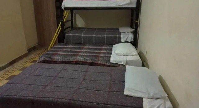 Кровать в общем номере Hostal Azul Puebla