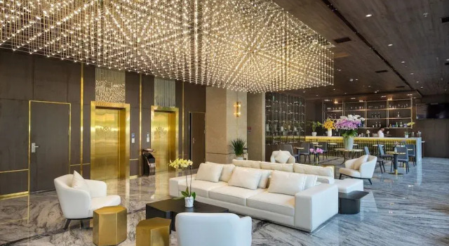 Golden Lotus Grand Da Nang - Panoramic Rooftop Bar & Daily Afternoon Tea, Reserva ahora Hotel Da Nang , cerca de Upside Down World Danang