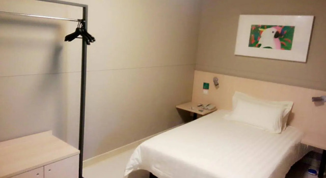 Century Star Urumqi Changjiang Road Hotel