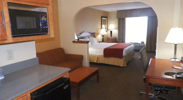 Номер Standard Holiday Inn Express & Suites Forest, an IHG Hotel