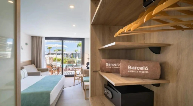 Полулюкс с видом на бассейн Barceló Nura