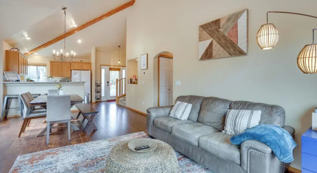 Pet-friendly Townhome w/ Hot Tub in Redmond!, Book Hotel 3-stjernede hoteller i Redmond, 3*