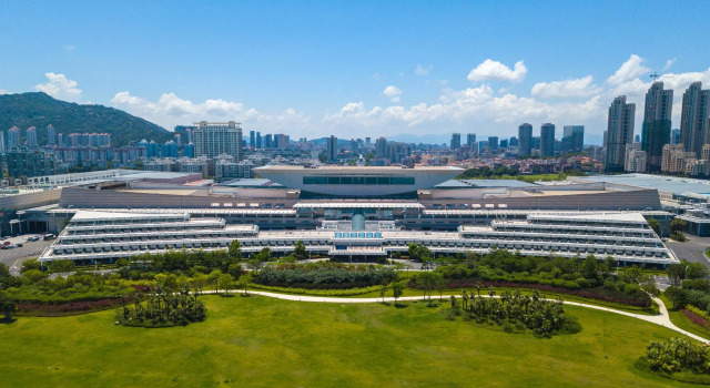 Номер Standard Yuehua Hotel Xiamen Seaside Hotel corridor leads to the stone exhibition hall