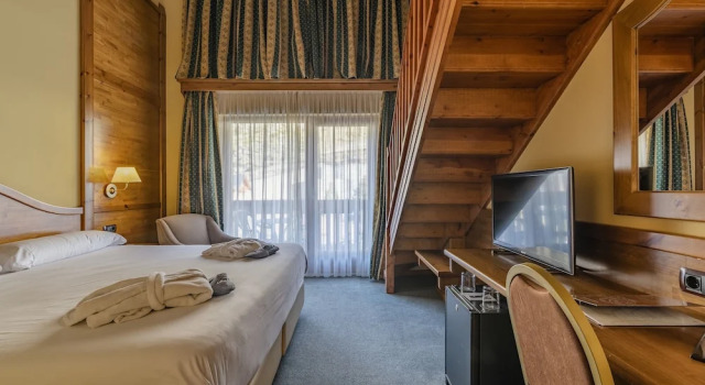 Четырёхместный номер Standard Дуплекс Sport Hotel Village