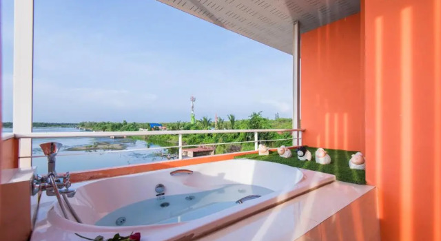 Люкс Deluxe Baan Talay See Cream Resort