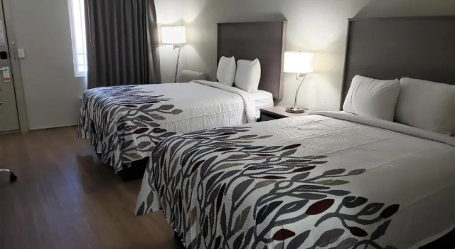 Четырёхместный номер Deluxe Red Roof Inn Cullman