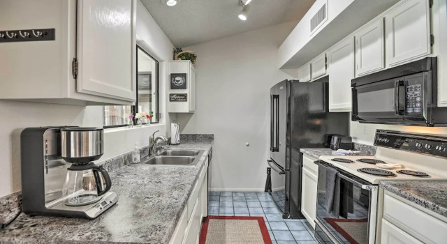 Коттедж 1 Mi to Golf! Family-friendly Sun City West Home
