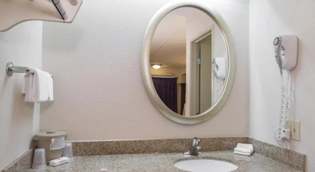 Четырёхместный номер Standard Red Roof Inn Hickory