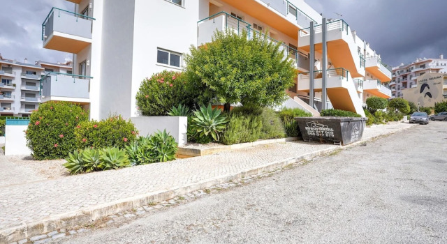 Excellent one Bedroom Apartment in Meia Praia, With Communal Pool