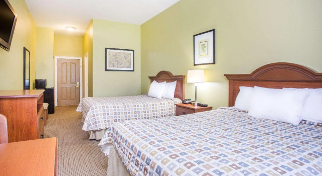 Четырёхместный номер Standard Days Inn & Suites by Wyndham Swainsboro