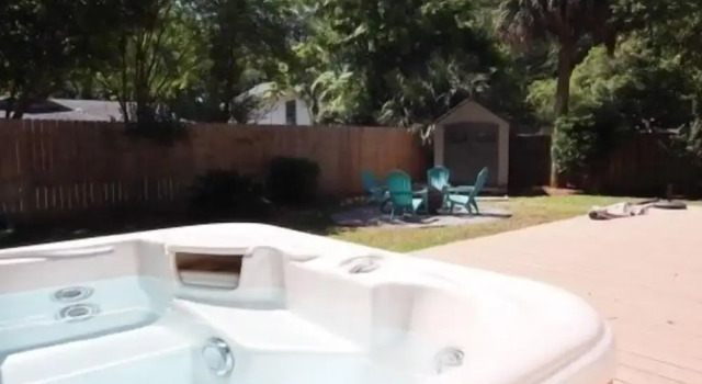Коттедж с 3 комнатами Beach Blossom - Bright, Updated Unit with Hot Tub on Patio by RedAwning