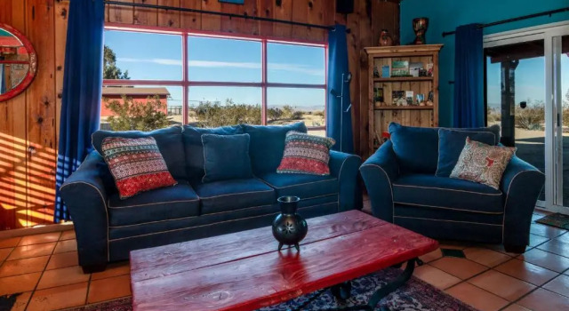 Коттедж Chuck's Cabin in a Joshua Tree Community