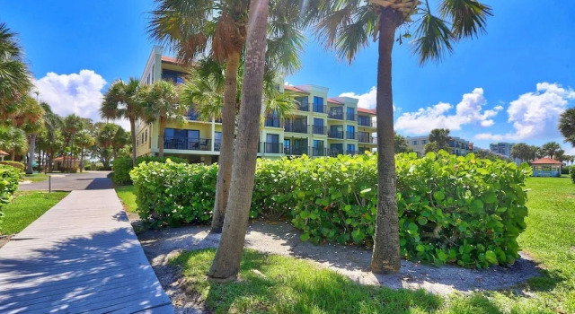 Номер Standard с балконом и рядом с пляжем Land's End 7-305 Beach Front