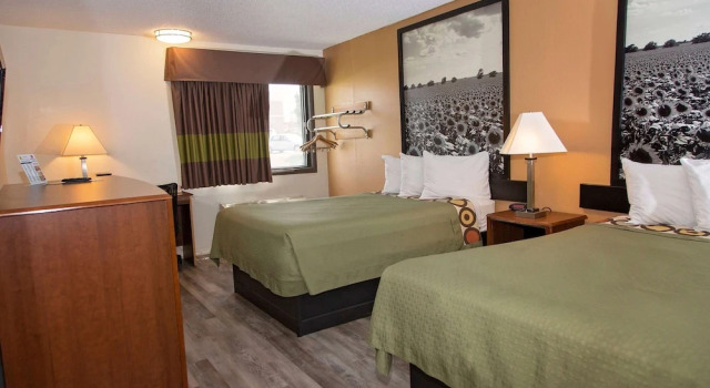Четырёхместный номер Standard Super 8 by Wyndham Concordia