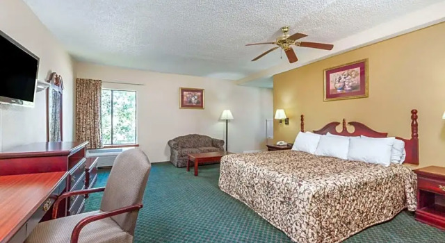 Люкс Deluxe Days Inn by Wyndham LaPlace- New Orleans