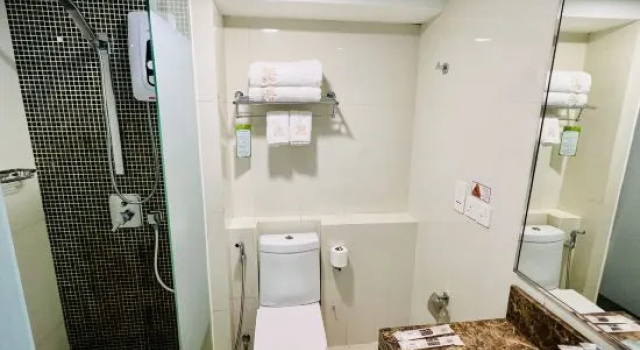Royal Crown Scsp 957 Kk Cbd Near Imago, Prenota Hotel Hotel a Sabah con piscina, Piscina