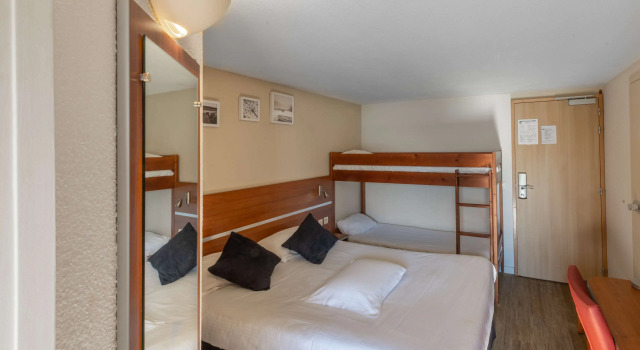 Четырёхместный номер Standard Kyriad Hotel Meaux