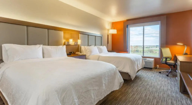 Четырёхместный номер Standard Holiday Inn Express Rockford-Loves Park by IHG