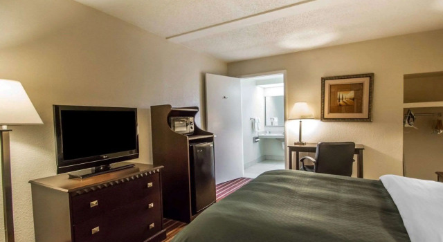 Двухместный номер Standard Quality Inn & Suites at Tropicana Field