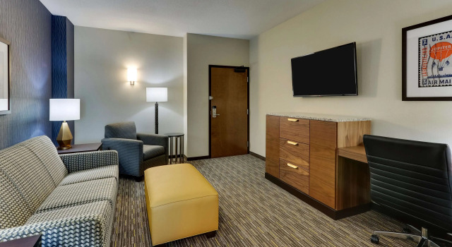 Четырёхместный люкс с 2 комнатами Drury Inn & Suites Lafayette IN