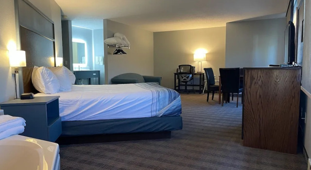Номер Deluxe AmericInn by Wyndham Ladysmith
