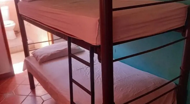 Кровать в общем номере Hostal Bravo Vallarta