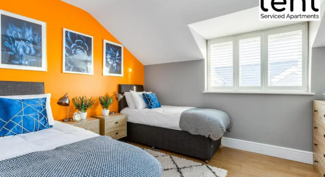 Chic & Central 1 Bedroom APT With Comfy king Bed & Parking by Tent Serviced Apartments Egham