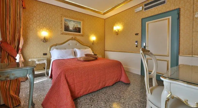 Кровать в общем номере Hotel Olimpia Venice, BW Signature Collection 3sup
