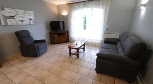 LS2-375 CARABANO Partie de maison avec piscine à partager, 2 personnes, à Cheval Blanc, Luberon, Provence, Reservar Hotel Hotéis em Cheval-Blanc com estacionamento, Estacionamento
