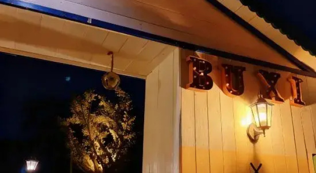 Joy Is Boundless, Boek Hotel Wanning Hainan