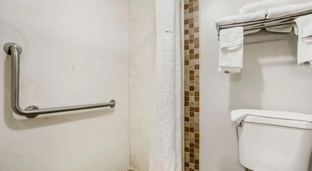 Четырёхместный номер Standard Days Inn & Suites Milwaukee Airport