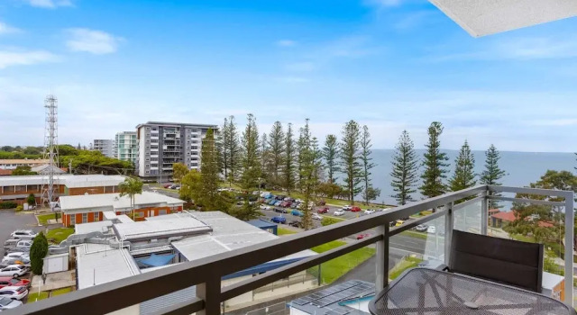 Feel The Sea Breeze: 1-bed With Pool, Gym & Views, Đặt Căn hộ Redcliffe 