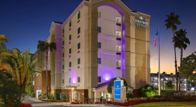 Candlewood Suites Anaheim - Resort Area by IHG, Забронировать Курортный отель Отели Анахайм с завтраком, рядом с Anaheim Gardenwalk, Завтраки