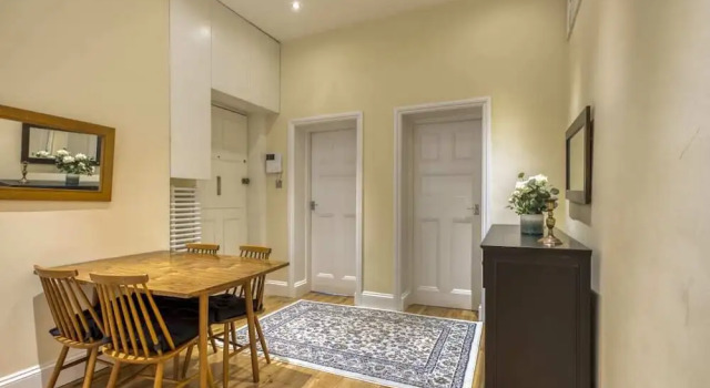 Spacious 2bed/2bath Apt, 5mins to Victoria St, Забронировать Отель Отели Англии 3 звезды, 3*