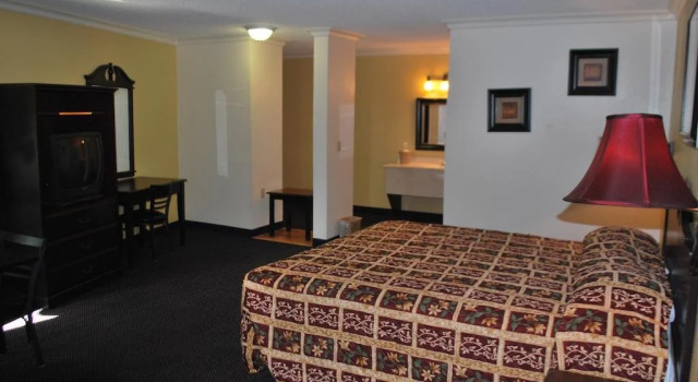 Travel Plaza Inn, Забронировать Отель Отели Комптон с парковкой, Парковка