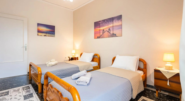 Seaside Family Haven - Avia's Spacious Getaway