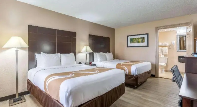 Четырёхместный номер Standard Quality Inn Pasadena - Houston East