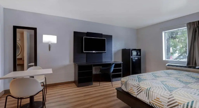 Suite Motel 6-Buttonwillow, CA Central