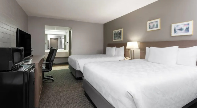 Четырёхместный номер Standard Цокольный этаж Travelodge by Wyndham Grande Prairie