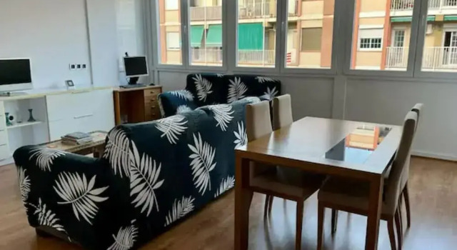 Large Apartment Near Fira and City Center, Забронировать Апартаменты/квартира Отели Оспиталет-де-Льобрегат с парковкой, рядом с Торговый центр Gran Via 2, Парковка