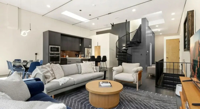 New! Modern Scandinavian Loft in Old Town Square, Забронировать Апартаменты/квартира Отели Форт-Коллинс с парковкой, рядом с Global Village Museum of Arts and Cultures, Парковка